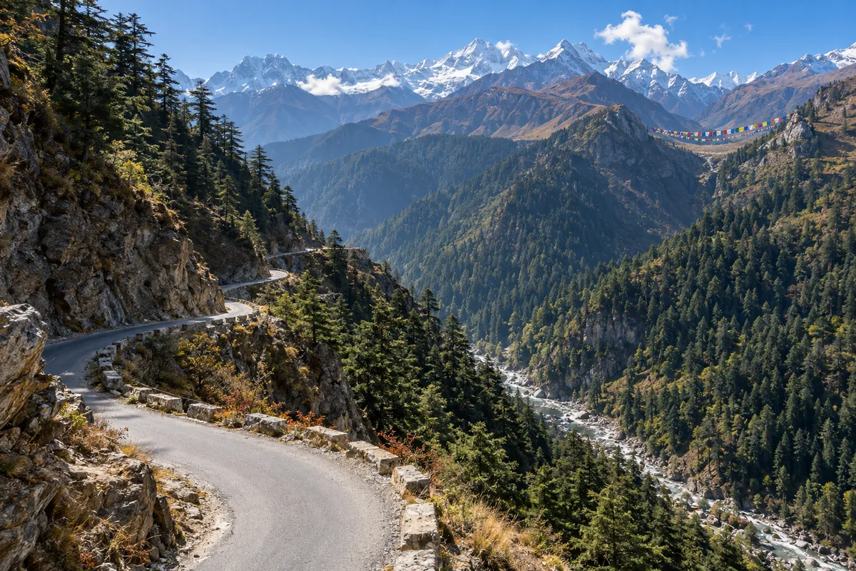 Route de montagne sinueuse dans l’Himachal Pradesh, drapeaux de prière tendus au loin